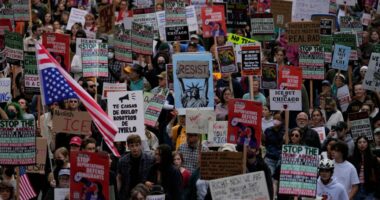 Thousands protest in Chicago as Trump renews Guard threat