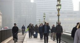 UK households boost savings as economic uncertainty prevails
