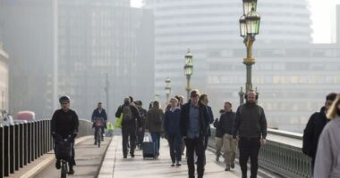 UK households boost savings as economic uncertainty prevails