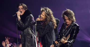 VMAs bow to the Prince of Darkness with tribute performance