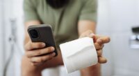Warning to anyone who uses their smartphone on the toilet