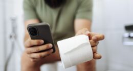 Warning to anyone who uses their smartphone on the toilet