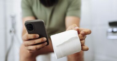 Warning to anyone who uses their smartphone on the toilet