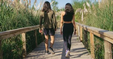 What is 'Retro Walking'? The newest trend experts say can prevent dementia