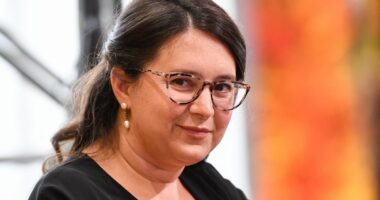 CBS News editor Bari Weiss stuns 60 Minutes journalists to silence