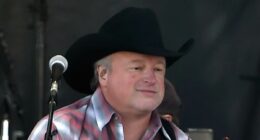 '90s country legend is hospitalized just moments before going on stage