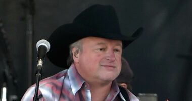 '90s country legend is hospitalized just moments before going on stage
