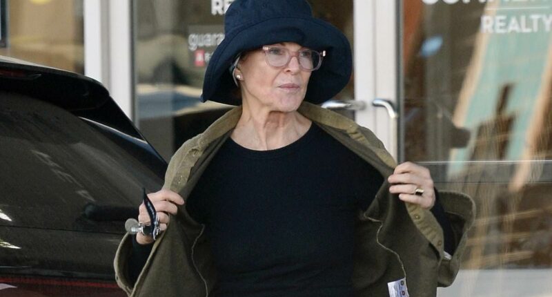 '90s icon teases her most talked-about TV scene during rare outing