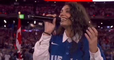 American, Canadian anthem singers leave Dodgers, Blue Jays fans split
