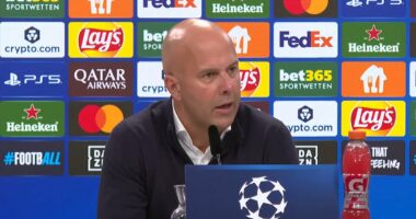 Arne Slot 'hace saber a todo el mundo cómo ganar al Liverpool' con un comentario sobre el Manchester United y el Chelsea