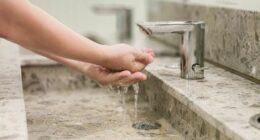 The moment of washing hands: A gentle encounter between water and hands