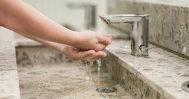 The moment of washing hands: A gentle encounter between water and hands