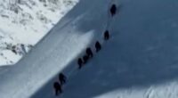 Blizzard traps hundreds of hikers on Mount Everest