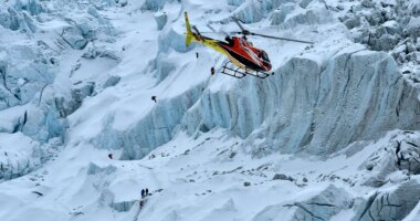 Blizzard traps hundreds on Mount Everest as rescue teams race to save lives