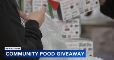 Chicago volunteers collecting food at El Pollo Cris Cris on SW Side for those in need amid high prices, looming SNAP benefits halt