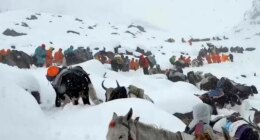 Climber dies near Mount Everest, where hikers begin to evacuate after snowstorm