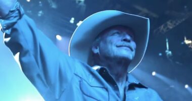 Country star announces shock farewell concert amid health battle