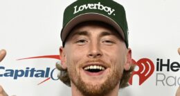 Country star debuts cosmetic procedure after years of being 'insecure'