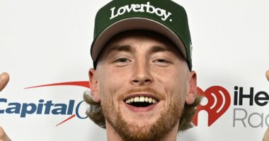Country star debuts cosmetic procedure after years of being 'insecure'