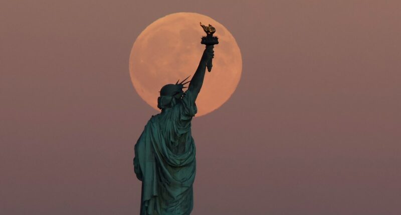 Does the full moon make us sleepless? A neurologist explains the science