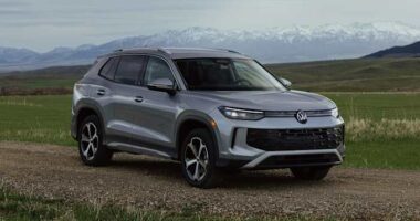 Edmunds small SUV comparison: New Volkswagen Tiguan vs. Honda CR-V