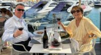 El exentrenador del FC Barcelona Louis van Gaal disfruta de un vaso de vino tinto en el Algarve, meses después de anunciar que está libre de cáncer