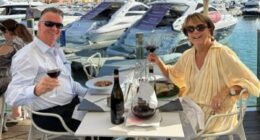 El exentrenador del FC Barcelona Louis van Gaal disfruta de un vaso de vino tinto en el Algarve, meses después de anunciar que está libre de cáncer