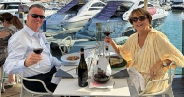 El exentrenador del FC Barcelona Louis van Gaal disfruta de un vaso de vino tinto en el Algarve, meses después de anunciar que está libre de cáncer