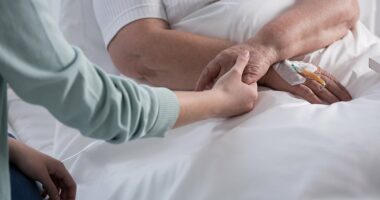 End of life expert explains exactly what happens to the body when we are dying