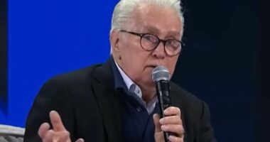 Fans turn on Martin Sheen over his 'cringe' anti-Trump remarks