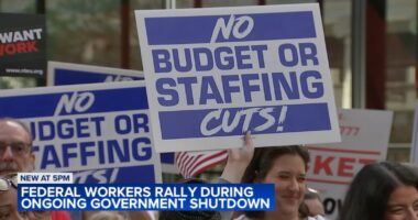 Federal workers, Chicago-area union, political leaders hold rally downtown in the Loop as government shutdown continues