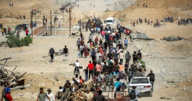 Gazans stream back home after start of Israel-Hamas truce