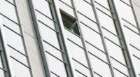 Glass window falls 400 feet from NYC skyscraper onto Midtown street