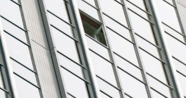 Glass window falls 400 feet from NYC skyscraper onto Midtown street