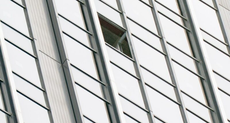 Glass window falls 400 feet from NYC skyscraper onto Midtown street