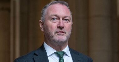 Government cracks down on 4-day-week council