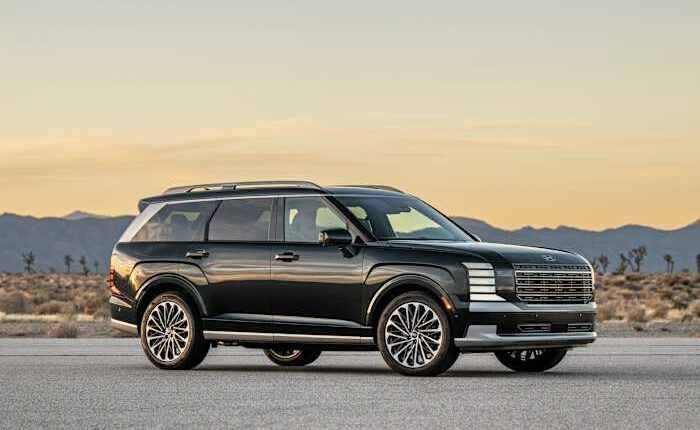 Hyundai Palisade vs Kia Telluride, a three-row SUV comparison from Edmunds