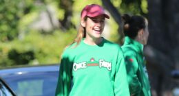 Jennifer Garner shows off her philanthropic side by delivering meals