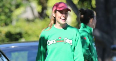 Jennifer Garner shows off her philanthropic side by delivering meals