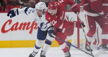 Larkin's overtime goal lifts Red Wings past Lightning, 2-1