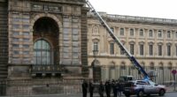 Louvre closed after 'chainsaw-wielding' robbers steal jewellery