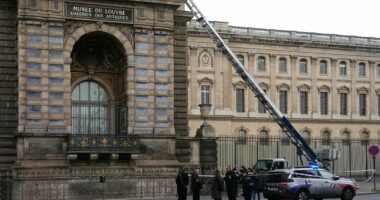 Louvre closed after 'chainsaw-wielding' robbers steal jewellery