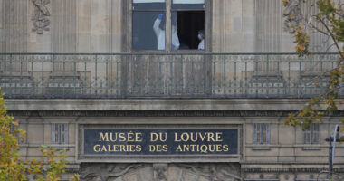 Louvre jewel heist: Manhunt underway for 4 suspects after 'priceless' jewelry at Louvre in Paris stolen