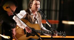 Morgan Wallen's song plays on car stereo during chair-throwing arrest