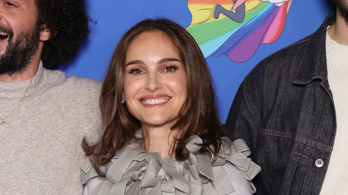 Natalie Portman Deixa Todos Sem Fôlego em Mini-Saia Jeans na Premiere de 'Arco'