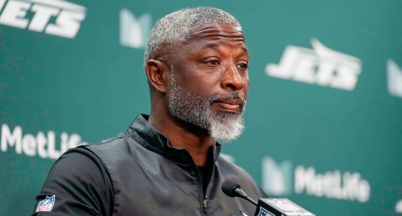 New York Jets fans in meltdown over struggling coach Aaron Glenn's quarterback decision against Bengals