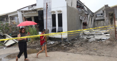 Philippines earthquake: 7.4-magnitude quake kills 2, causes tsunami evacuations