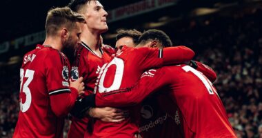Rio Ferdinand reignites war of words with Jamie Carragher over Man United star