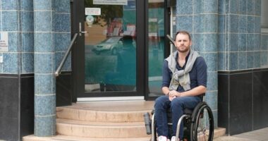 Shane Hryhorec has been using a wheelchair for the past 18 years and ran into an ironic and glaring issue at Health and Disability Minister Mark Butler's office in Port Adelaide.