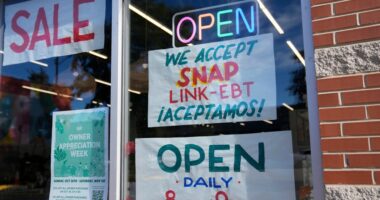 Shutdown pain spikes this weekend, upping pressure on Congress to strike deal